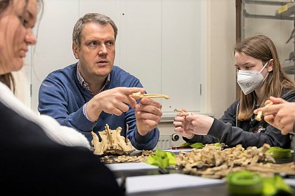 Zukunftstag 2022: Einblicke in die zoologische Sammlung mit Dr. Hendrik Mller I Foto: Uni Halle / Marian Sorge